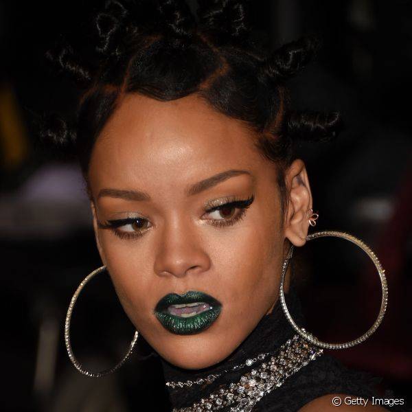 Para ir a uma premia??o na Calif?rnia, Rihanna apareceu com o batom verde metalizado para deixar o look com uma pegada mais fashionista (Foto: Getty Images)